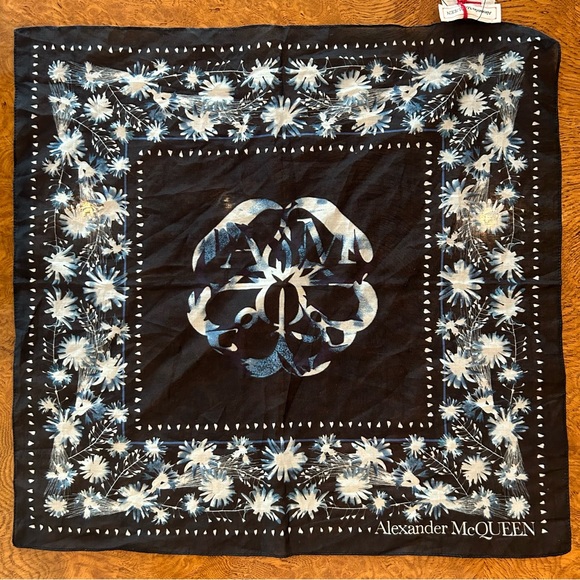 ALEXANDER McQUEEN NWT Navy/Sky Blue CA Solarized Floral Co Se BRAND NEW scarf - Picture 3 of 6